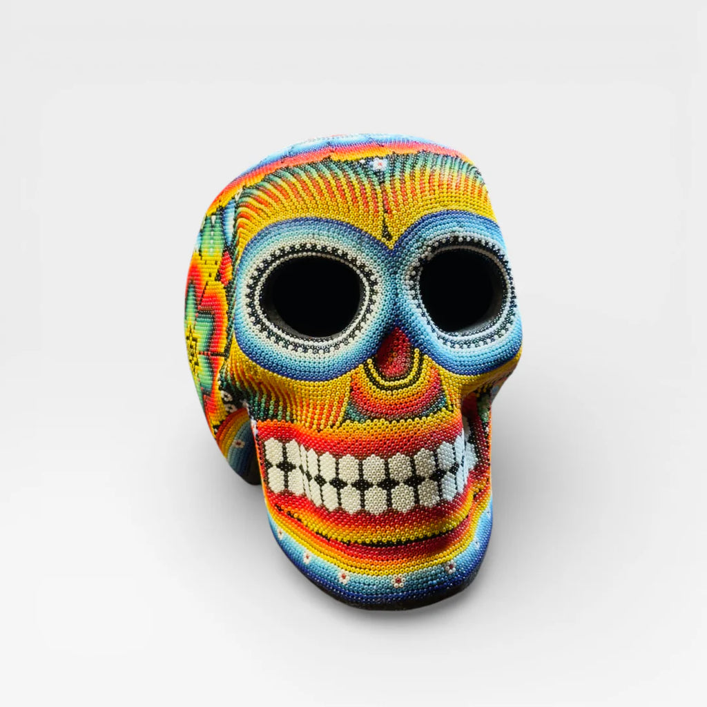 Figura de Chaquira: Calavera Huichol Azul, Amarilla y Roja con Patrones Geométricos.