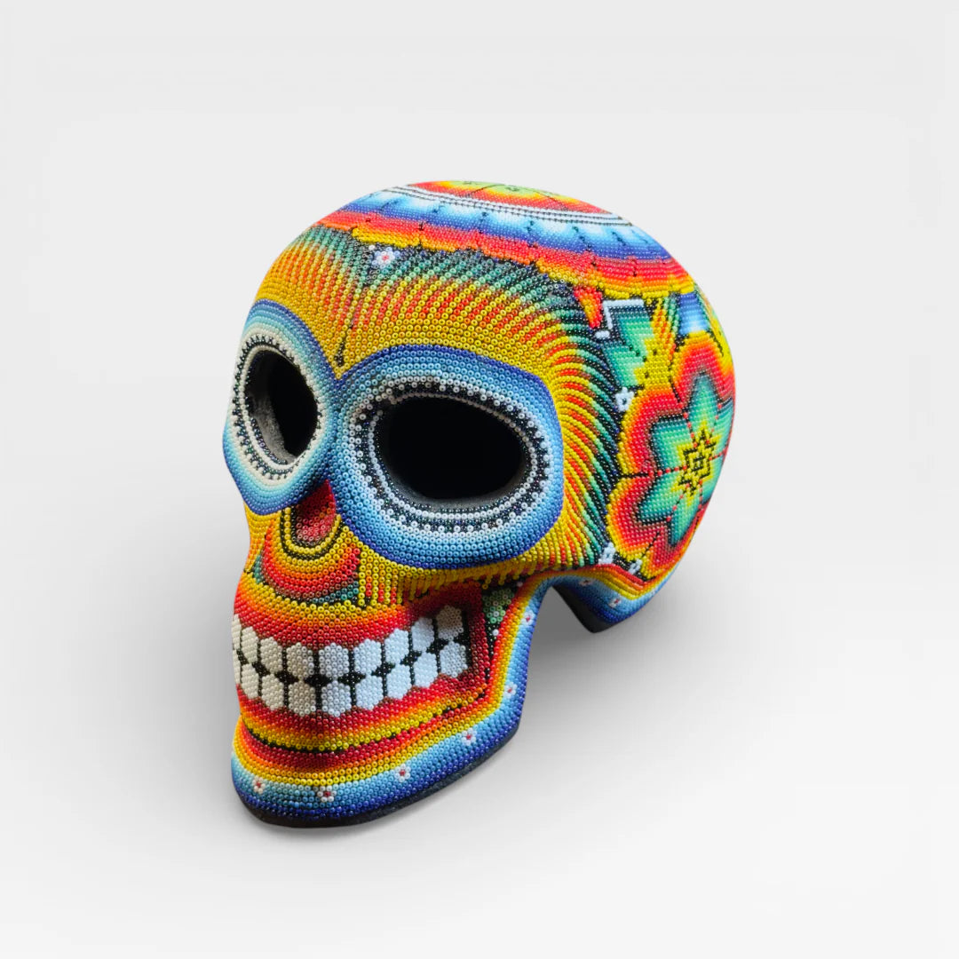 Figura de Chaquira: Calavera Huichol Azul, Amarilla y Roja con Patrones Geométricos.