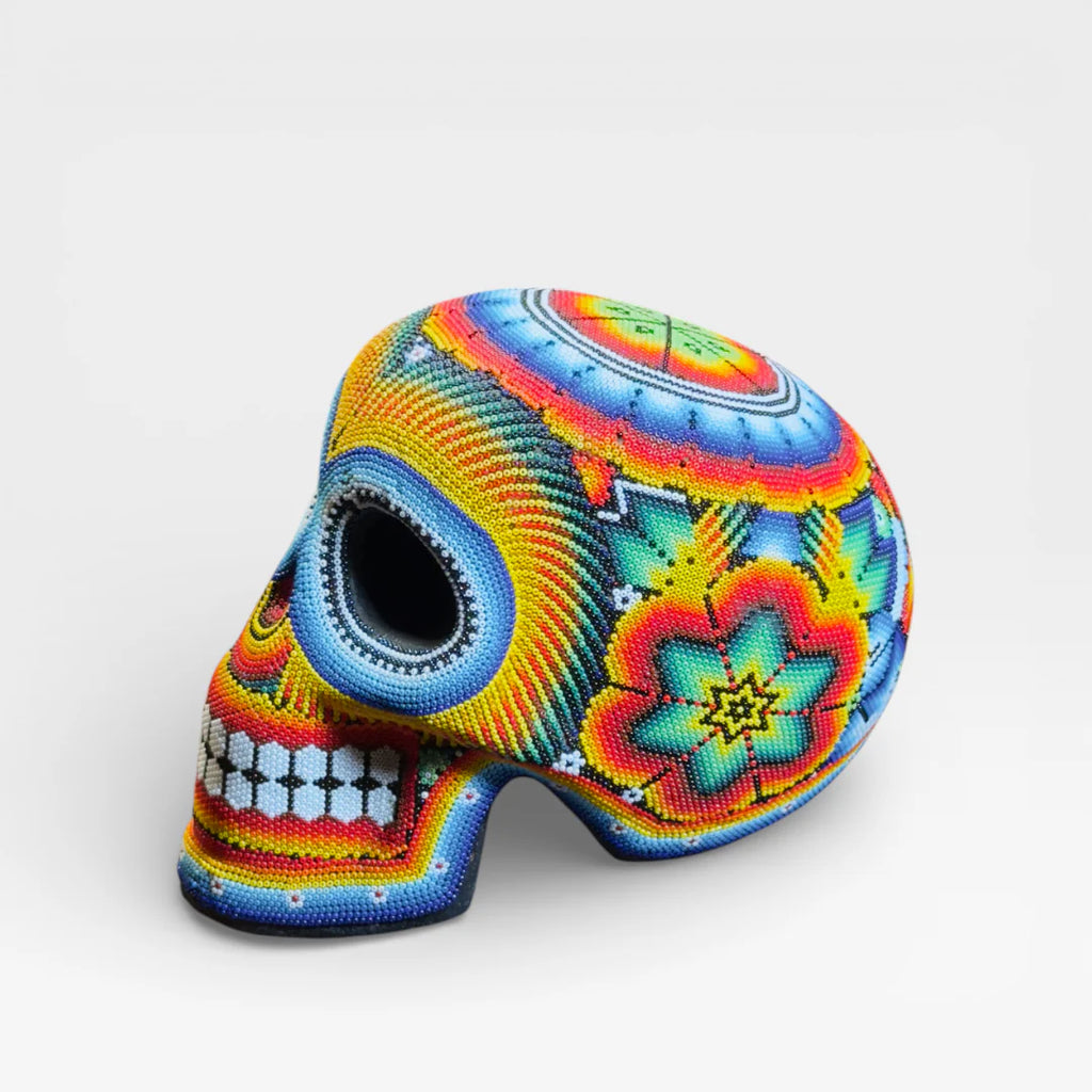 Figura de Chaquira: Calavera Huichol Azul, Amarilla y Roja con Patrones Geométricos.