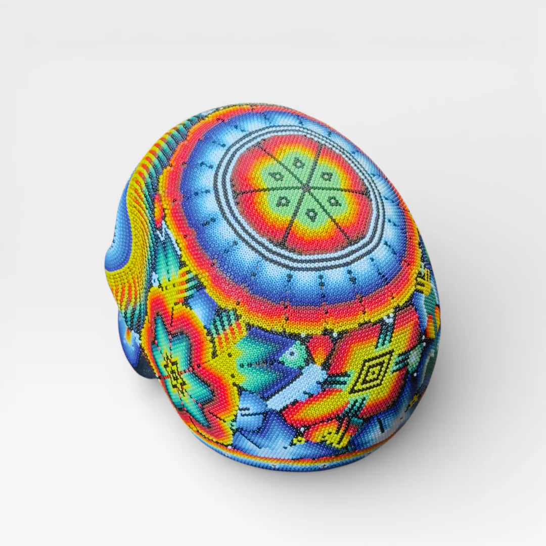 Figura de Chaquira: Calavera Huichol Azul, Amarilla y Roja con Patrones Geométricos.