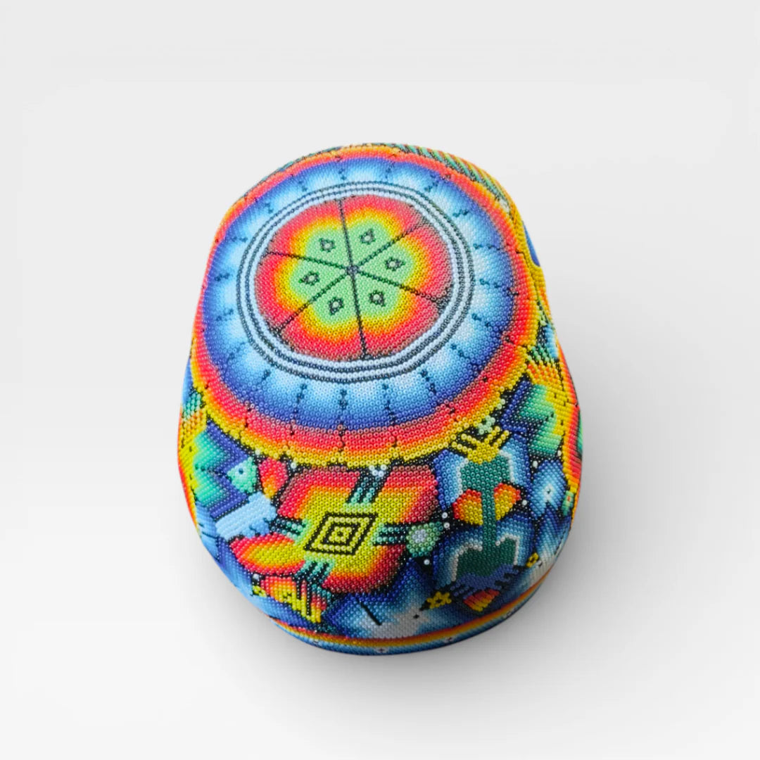 Figura de Chaquira: Calavera Huichol Azul, Amarilla y Roja con Patrones Geométricos.