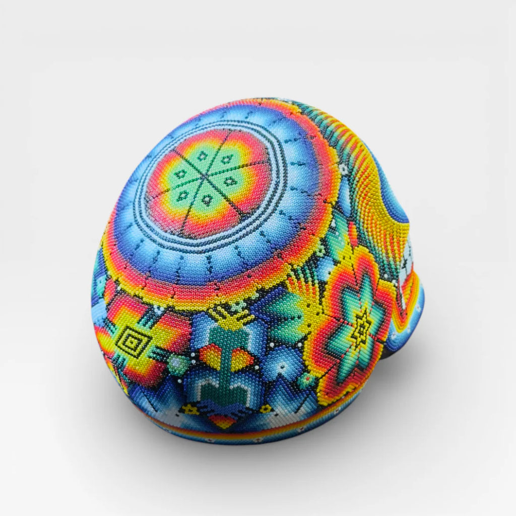 Figura de Chaquira: Calavera Huichol Azul, Amarilla y Roja con Patrones Geométricos.