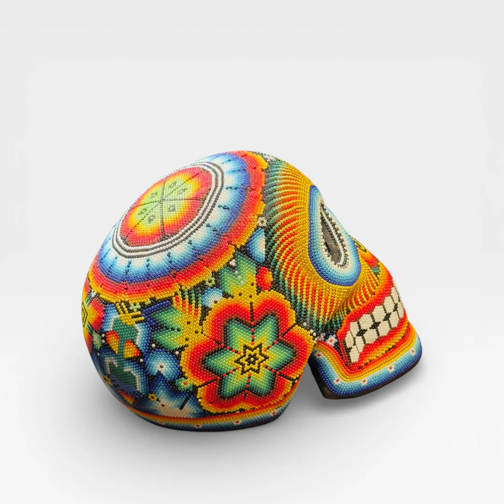 Figura de Chaquira: Calavera Huichol Azul, Amarilla y Roja con Patrones Geométricos.