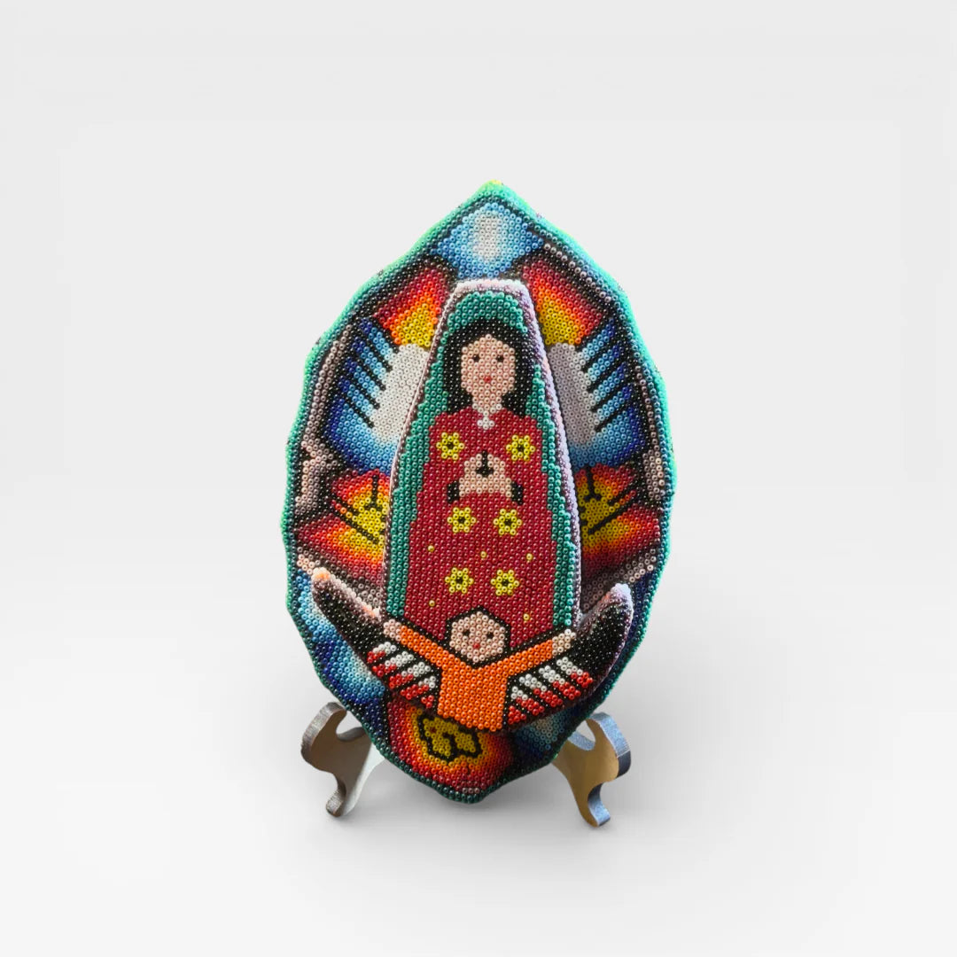 Figura de Chaquira: Virgen de Guadalupe en rojo, verde y halo de chaquira multicolor.