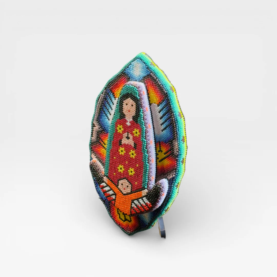 Figura de Chaquira: Virgen de Guadalupe en rojo, verde y halo de chaquira multicolor.