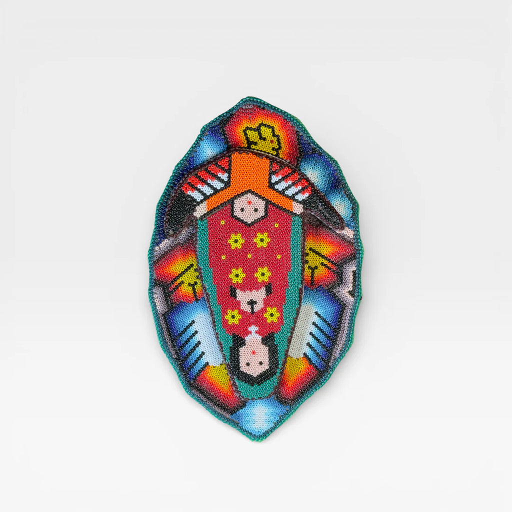 Figura de Chaquira: Virgen de Guadalupe en rojo, verde y halo de chaquira multicolor.