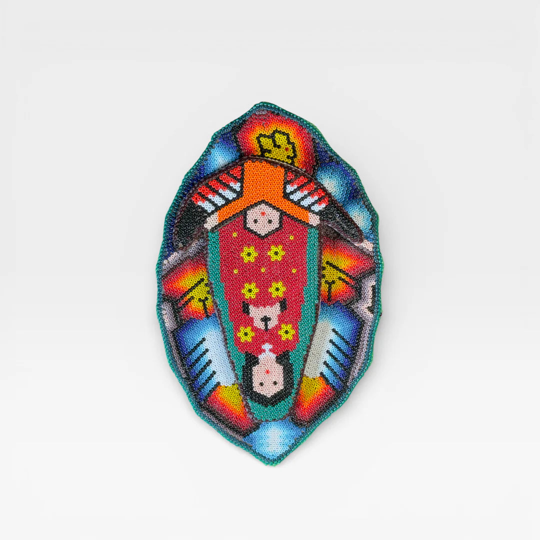 Figura de Chaquira: Virgen de Guadalupe en rojo, verde y halo de chaquira multicolor.