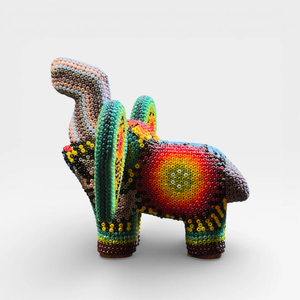 Figura de Chaquira: Venado Huichol, patrón arcoíris vibrante y cuernos turquesa.