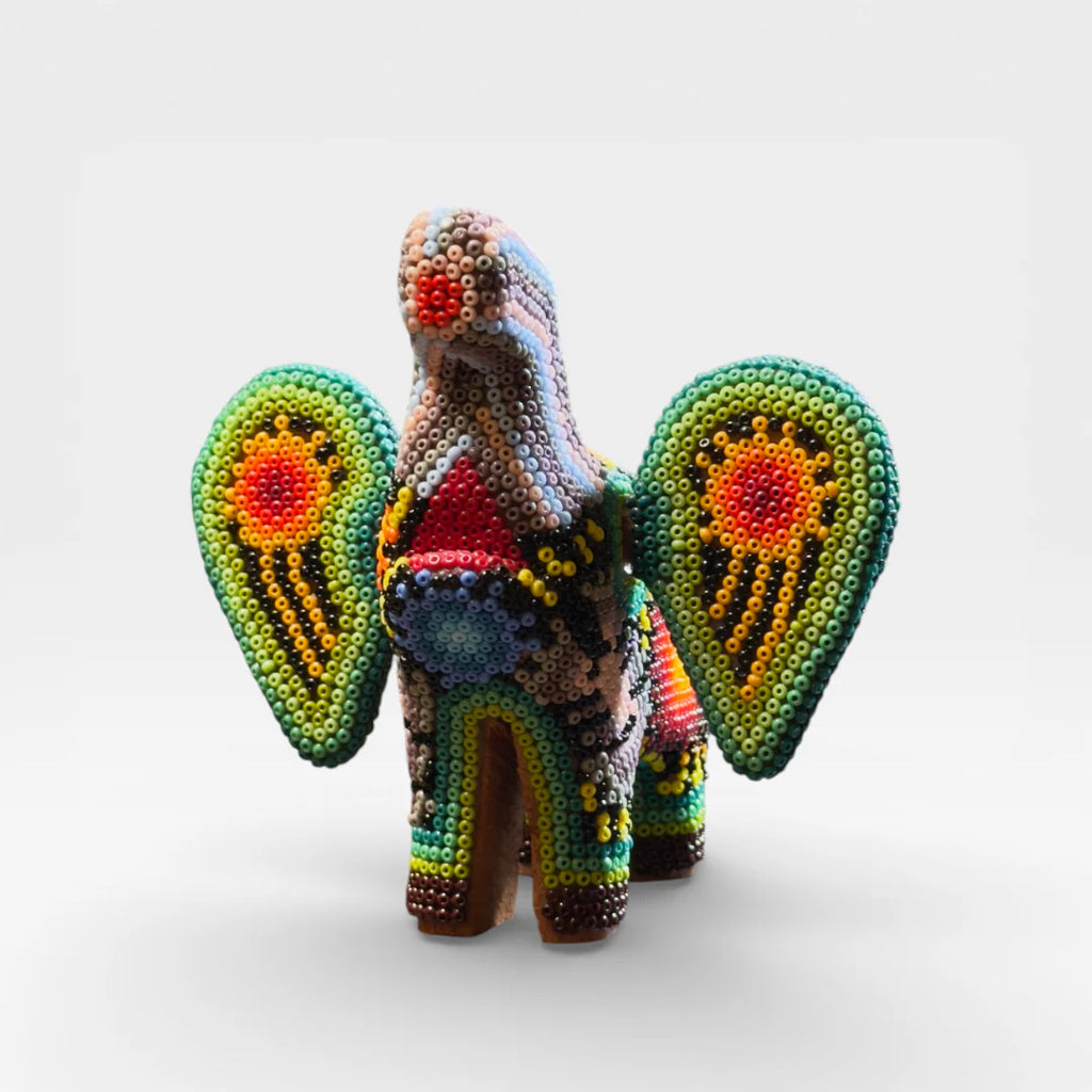Figura de Chaquira: Venado Huichol, patrón arcoíris vibrante y cuernos turquesa.