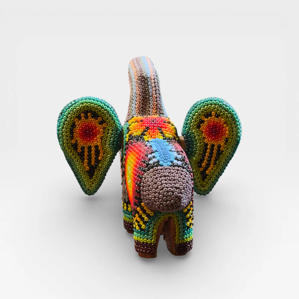 Figura de Chaquira: Venado Huichol, patrón arcoíris vibrante y cuernos turquesa.