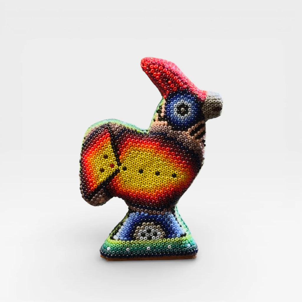 Figuras de Chaquira Huichol: Gallo de Arte con chaquiras amarillas, rojas y azules vibrantes.