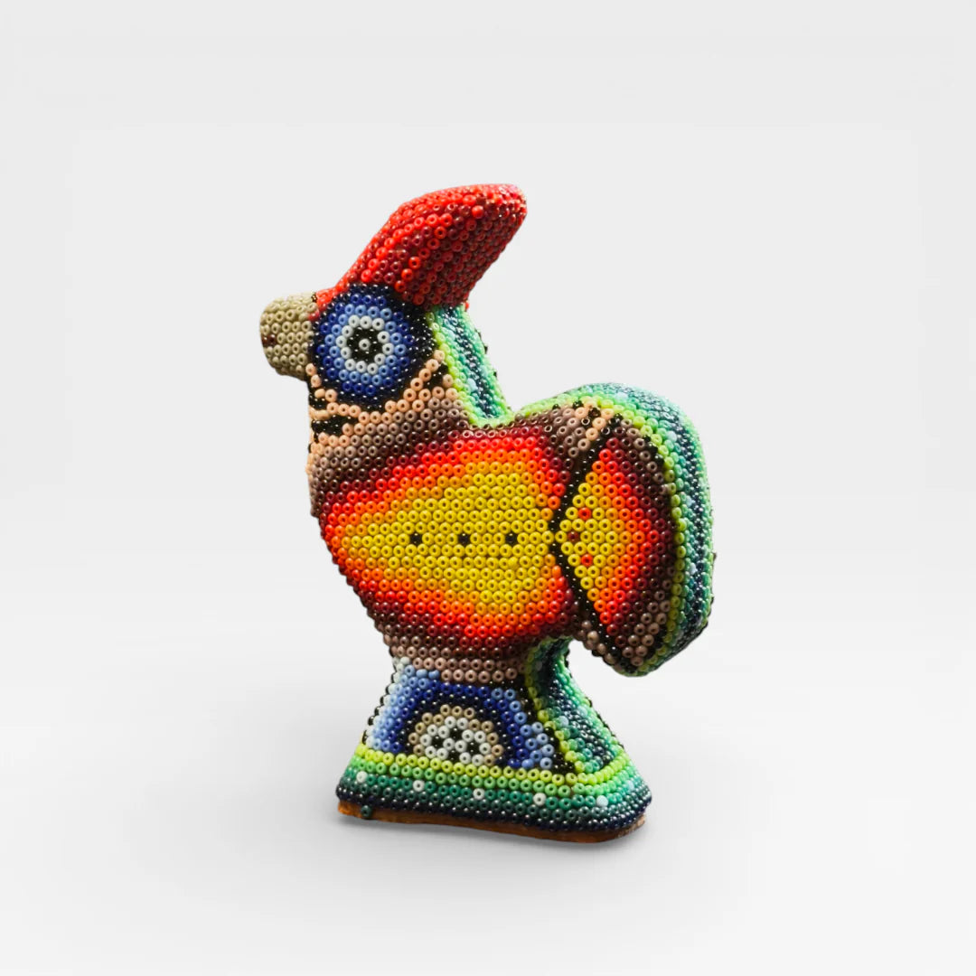 Figuras de Chaquira Huichol: Gallo de Arte con chaquiras amarillas, rojas y azules vibrantes.
