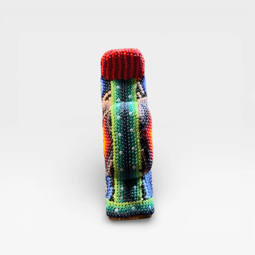Figuras de Chaquira Huichol: Gallo de Arte con chaquiras amarillas, rojas y azules vibrantes.