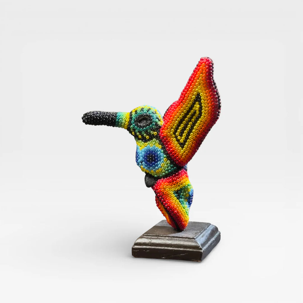 Figura de Chaquira Huichol: Colibrí Rojo, Amarillo y Azul Vibrante