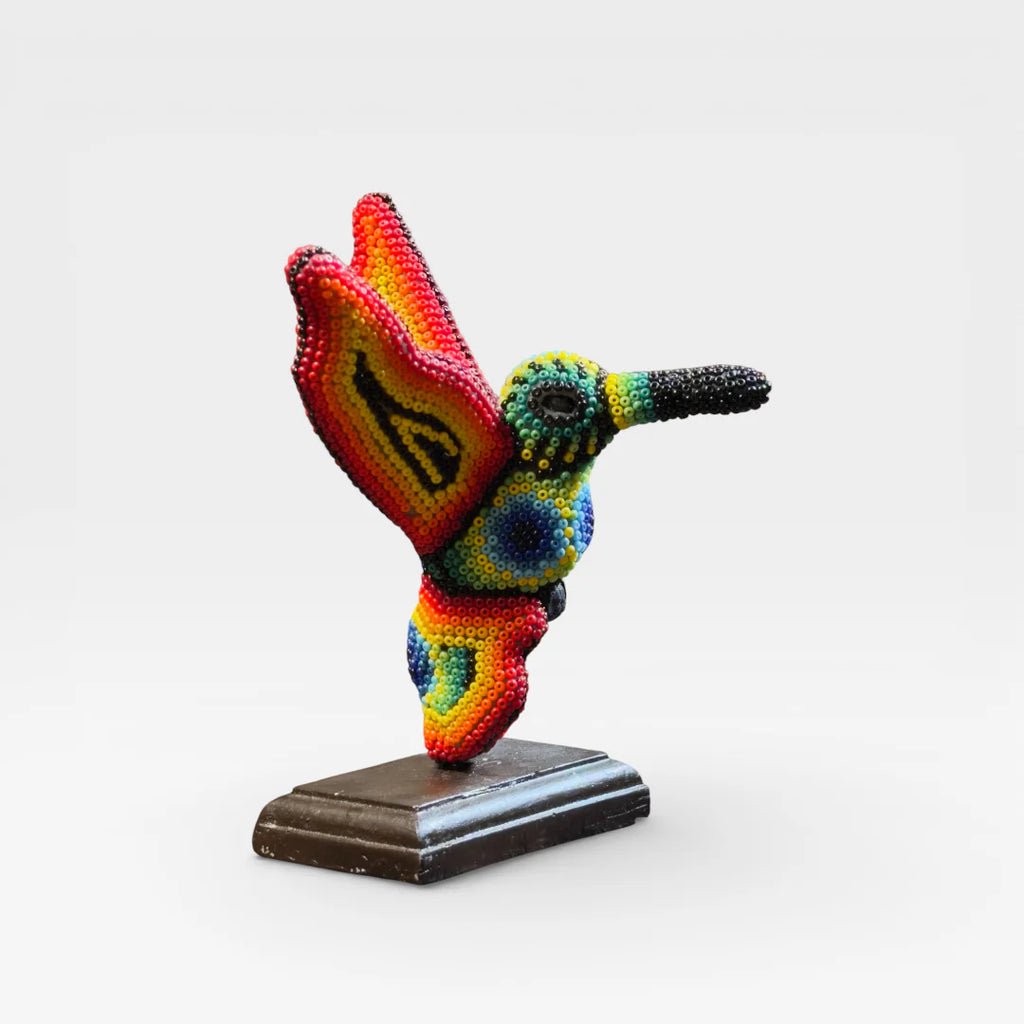 Figura de Chaquira Huichol: Colibrí Rojo, Amarillo y Azul Vibrante