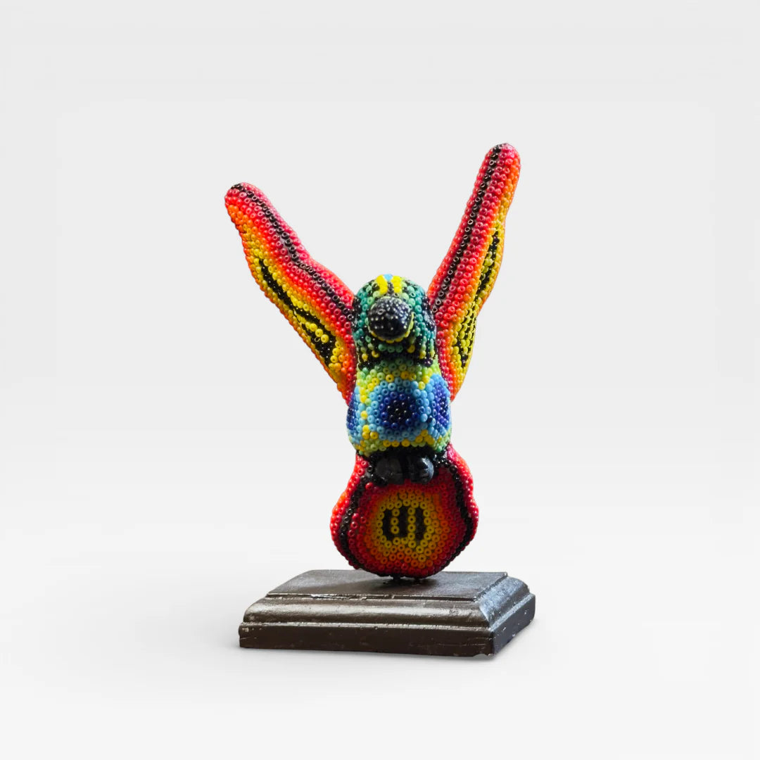 Figura de Chaquira Huichol: Colibrí Rojo, Amarillo y Azul Vibrante