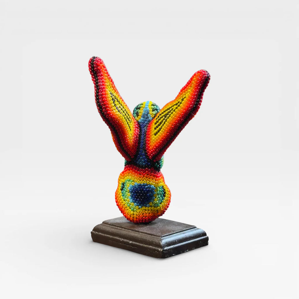 Figura de Chaquira Huichol: Colibrí Rojo, Amarillo y Azul Vibrante