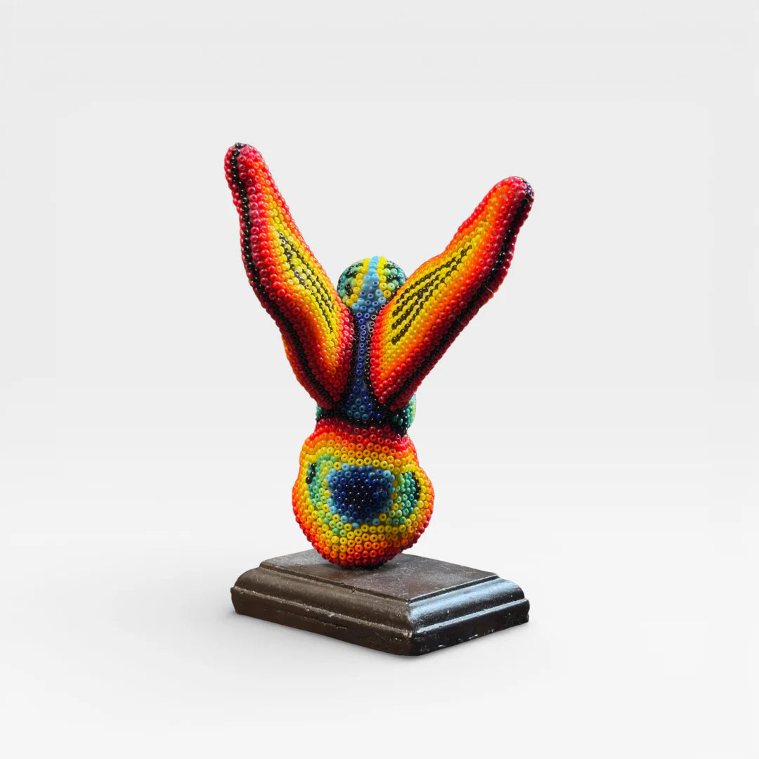 Figura de Chaquira Huichol: Colibrí Rojo, Amarillo y Azul Vibrante