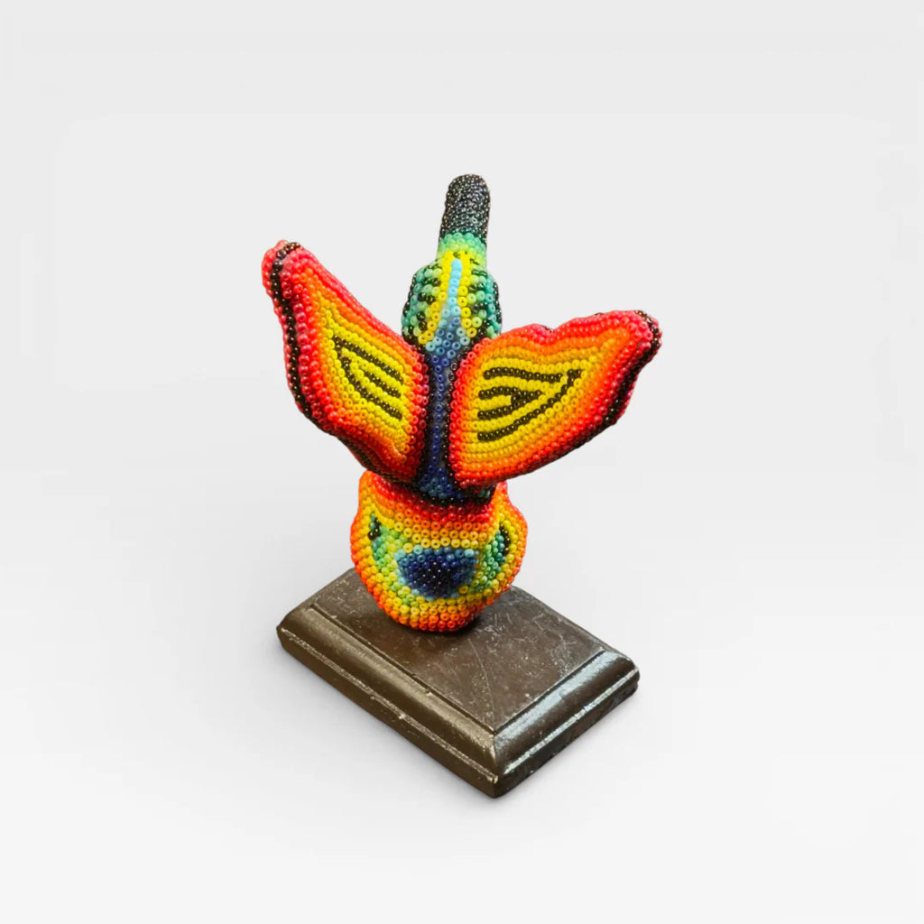Figura de Chaquira Huichol: Colibrí Rojo, Amarillo y Azul Vibrante