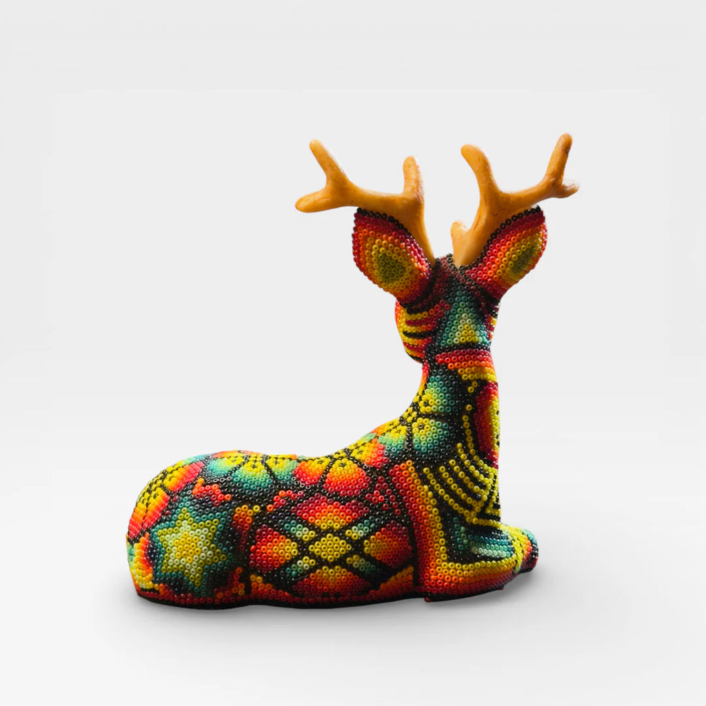Figura de Chaquira Huichol: Venado Rojo, Amarillo, Verde con Patrón Geométrico