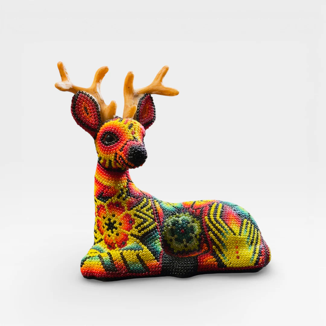 Figura de Chaquira Huichol: Venado Rojo, Amarillo, Verde con Patrón Geométrico