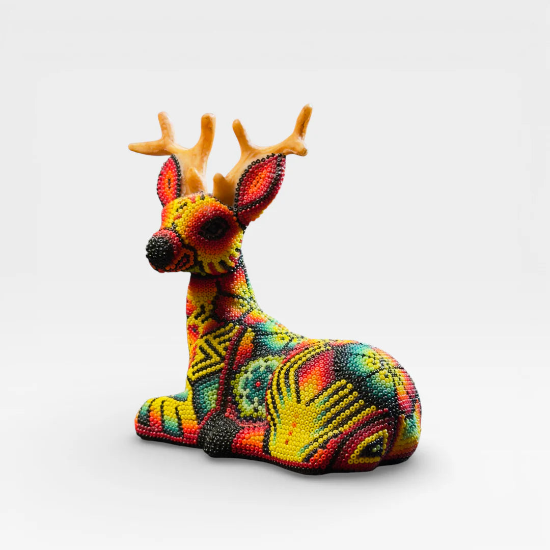 Figura de Chaquira Huichol: Venado Rojo, Amarillo, Verde con Patrón Geométrico
