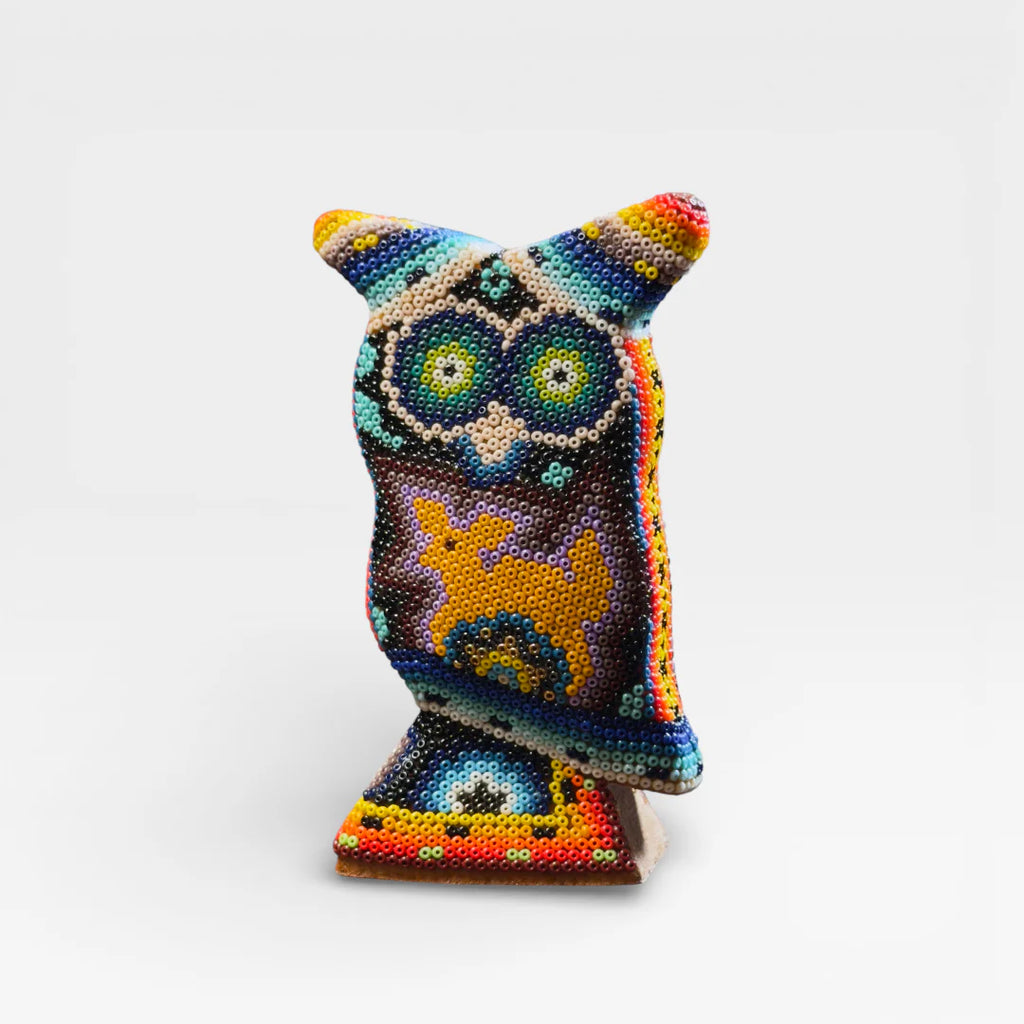 Figura de Chaquira Huichol: Búho con Venado Amarillo, Azul Turquesa, Arte Wixárika