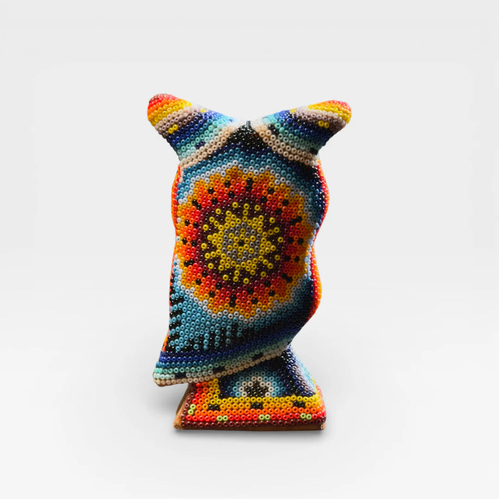 Figura de Chaquira Huichol: Búho con Venado Amarillo, Azul Turquesa, Arte Wixárika