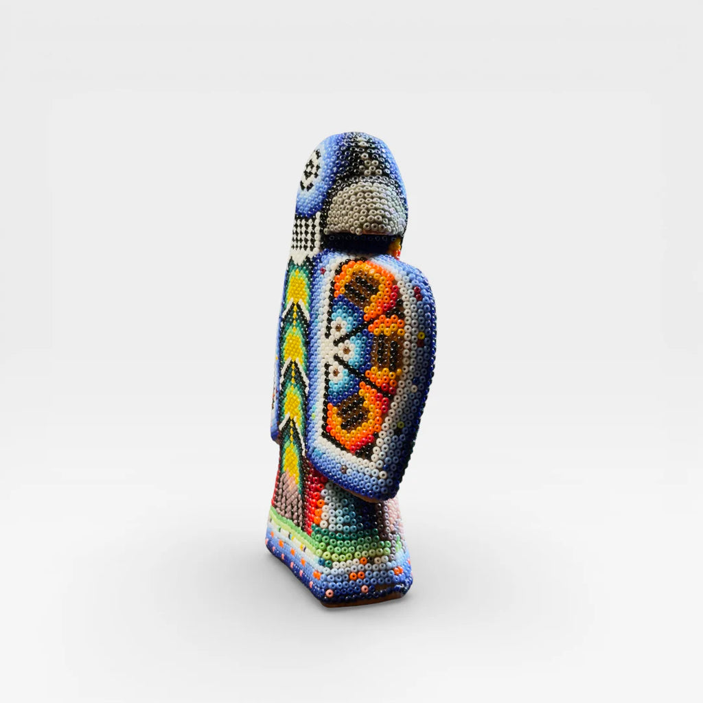 Figura de Chaquira Huichol: Pájaro Azul, Amarillo y Naranja con Intrincado Patrón Geométrico
