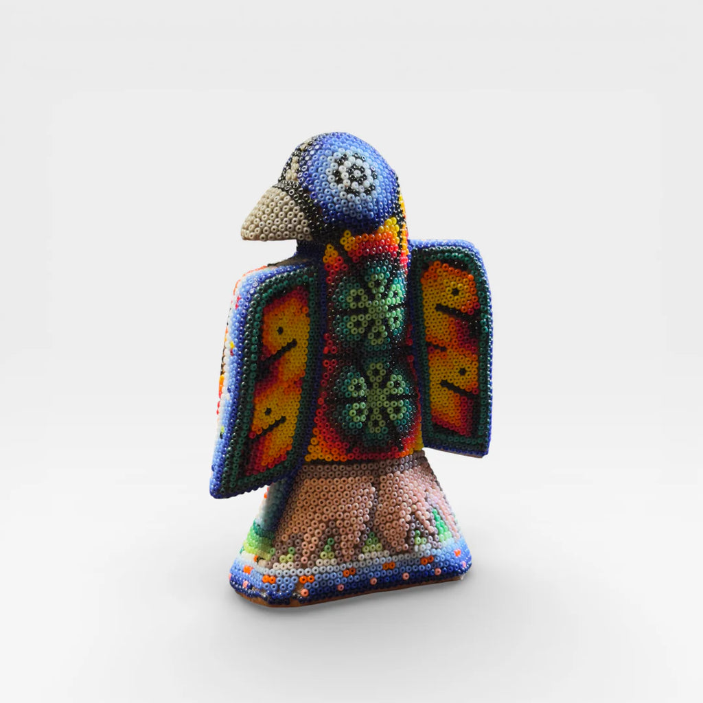 Figura de Chaquira Huichol: Pájaro Azul, Amarillo y Naranja con Intrincado Patrón Geométrico