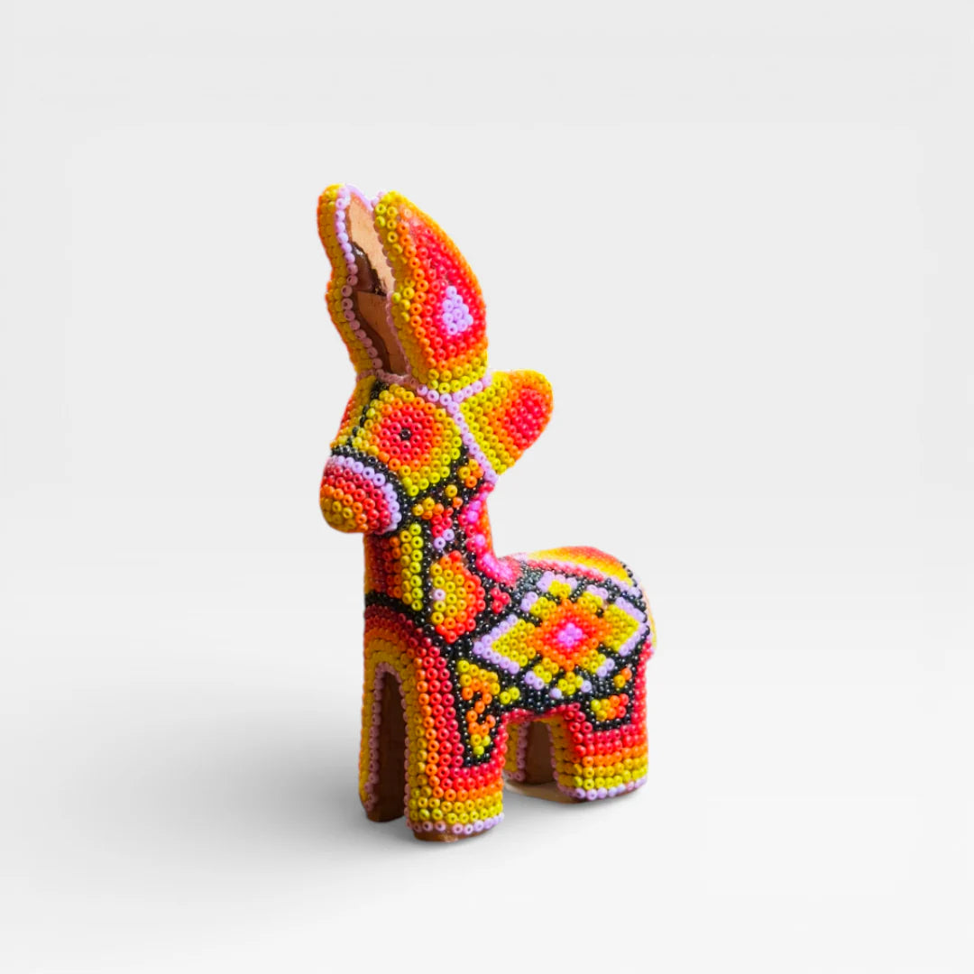 Figura de Chaquira Huichol: Venado Naranja, Amarillo y Rojo con Patrones Geométricos