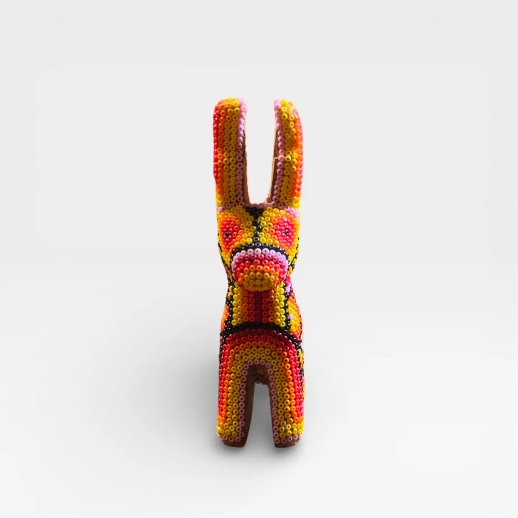 Figura de Chaquira Huichol: Venado Naranja, Amarillo y Rojo con Patrones Geométricos