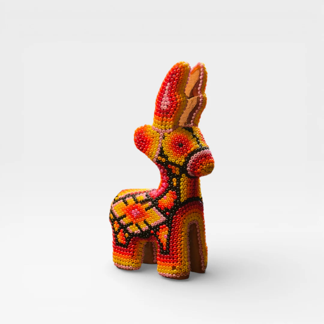 Figura de Chaquira Huichol: Venado Naranja, Amarillo y Rojo con Patrones Geométricos