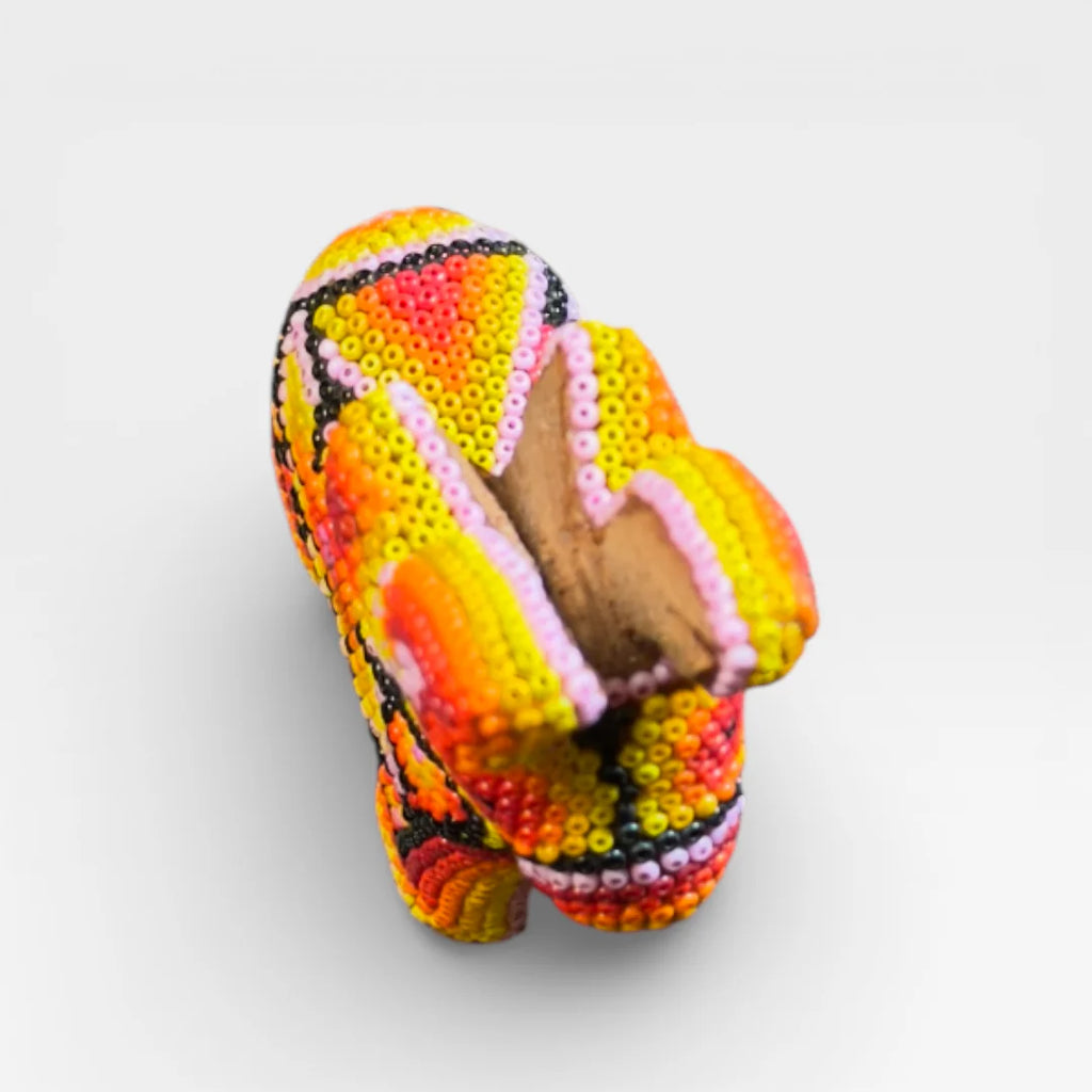 Figura de Chaquira Huichol: Venado Naranja, Amarillo y Rojo con Patrones Geométricos