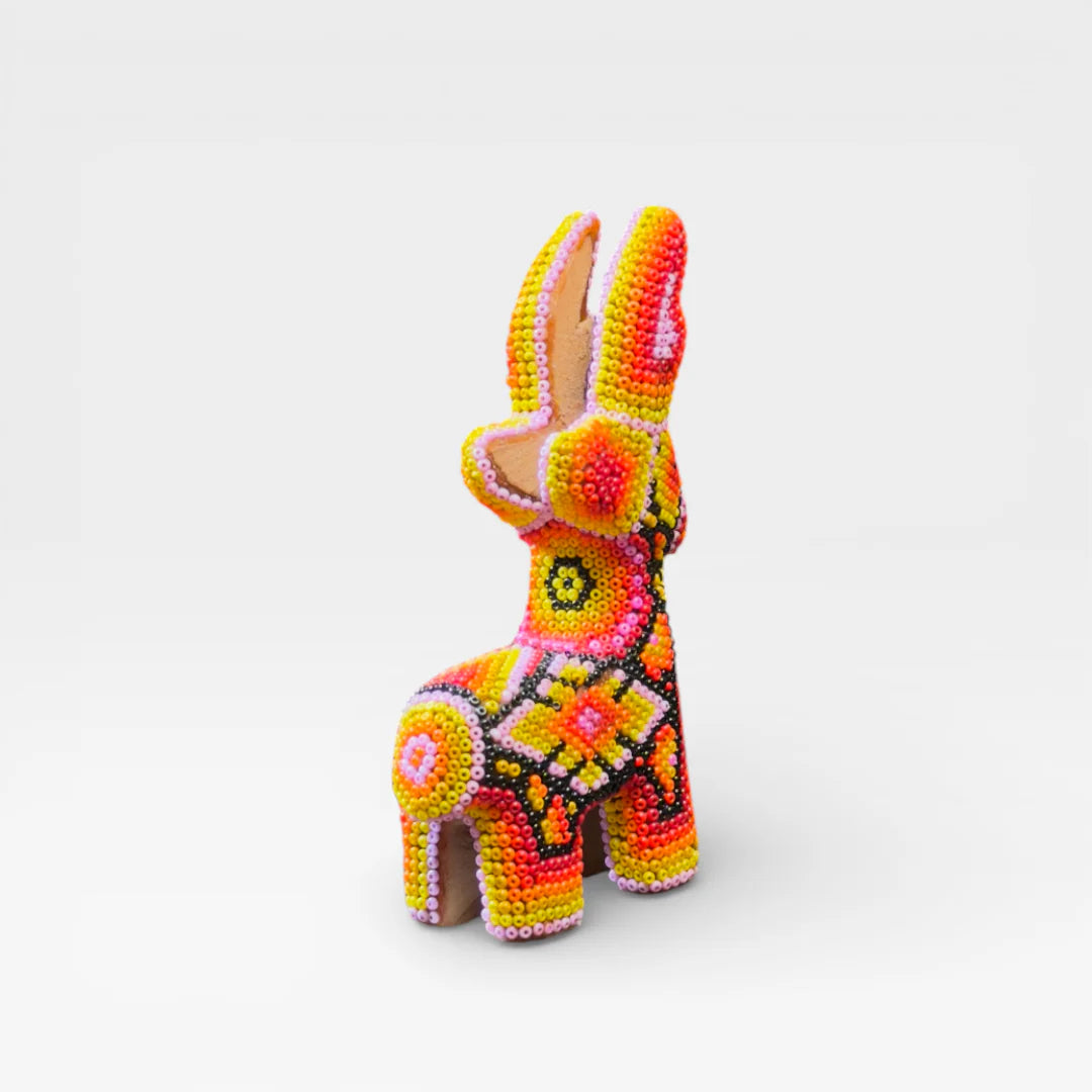 Figura de Chaquira Huichol: Venado Naranja, Amarillo y Rojo con Patrones Geométricos