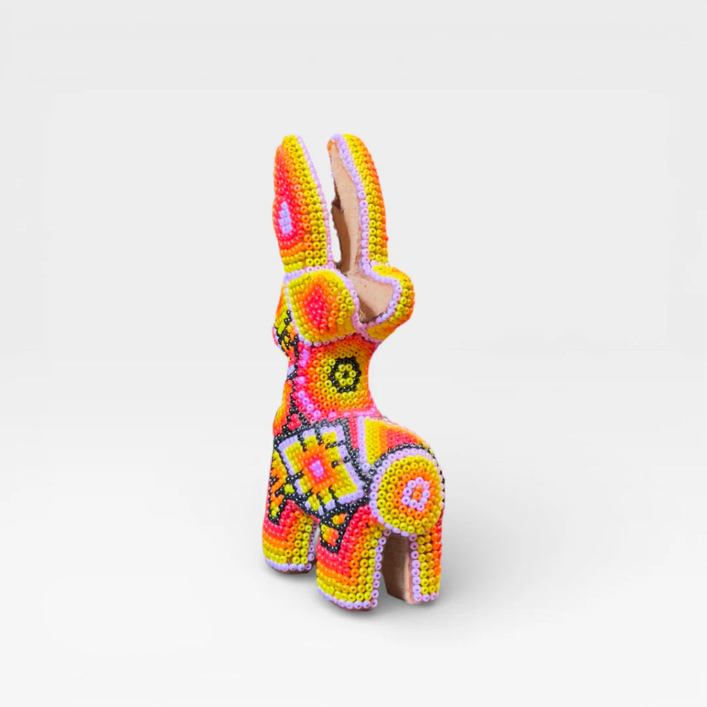 Figura de Chaquira Huichol: Venado Naranja, Amarillo y Rojo con Patrones Geométricos