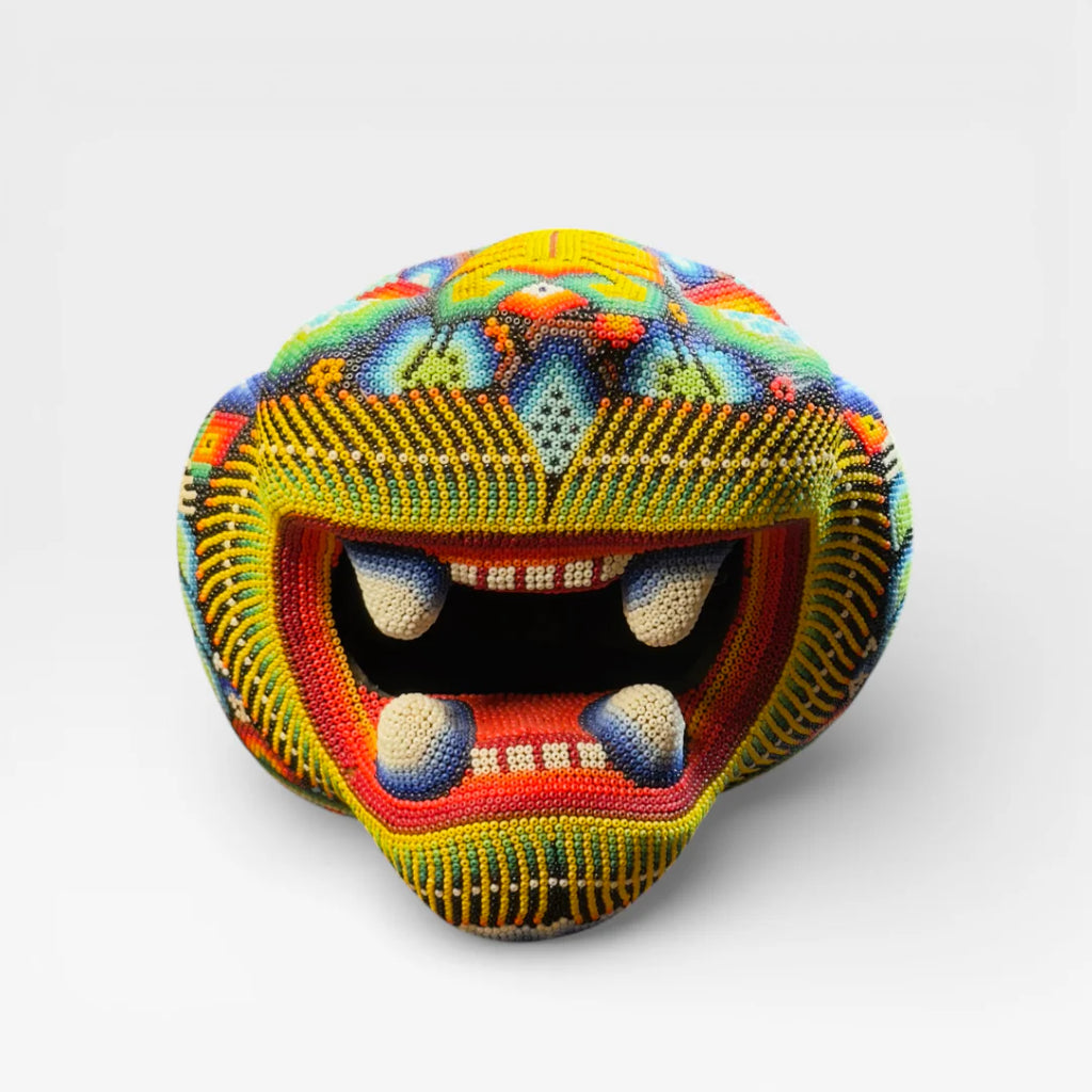 Figura de Chaquira Huichol: Jaguar Abierto Amarillo, Rojo y Azul con Patrones Geométricos Arte.