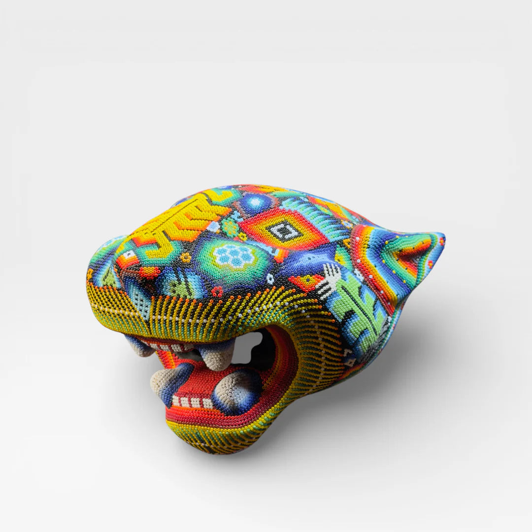 Figura de Chaquira Huichol: Jaguar Abierto Amarillo, Rojo y Azul con Patrones Geométricos Arte.
