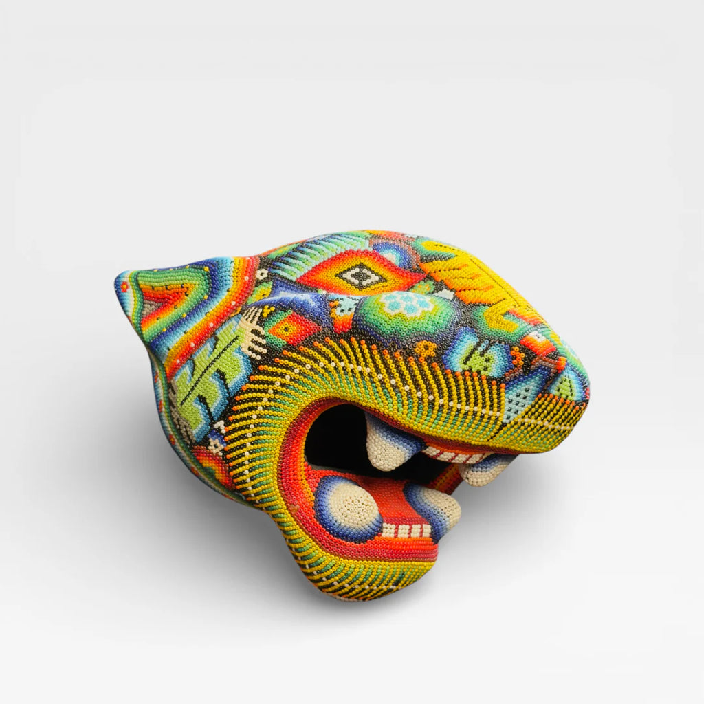 Figura de Chaquira Huichol: Jaguar Abierto Amarillo, Rojo y Azul con Patrones Geométricos Arte.