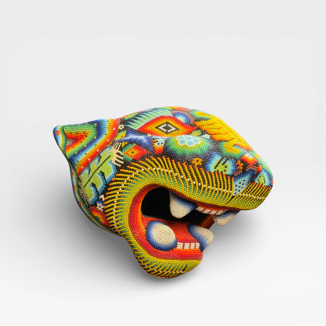 Figura de Chaquira Huichol: Jaguar Abierto Amarillo, Rojo y Azul con Patrones Geométricos Arte.