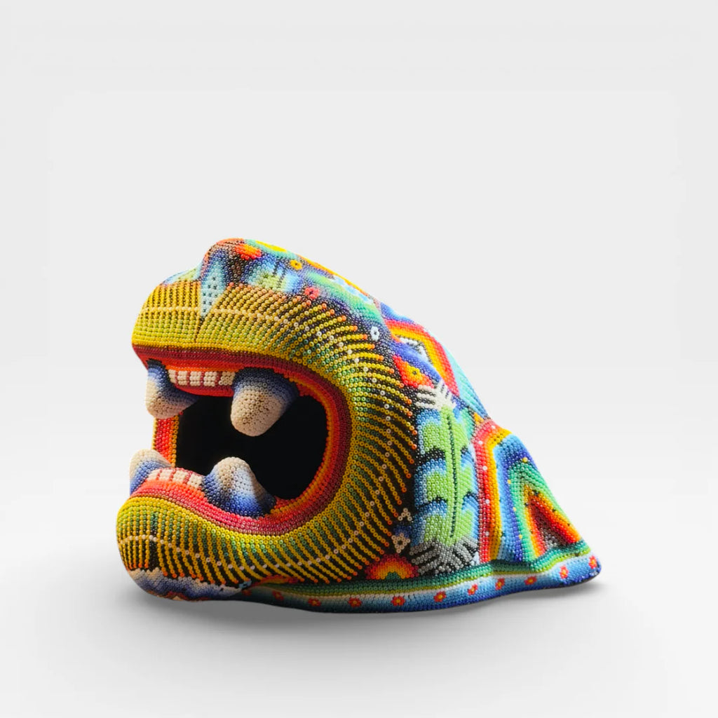 Figura de Chaquira Huichol: Jaguar Abierto Amarillo, Rojo y Azul con Patrones Geométricos Arte.