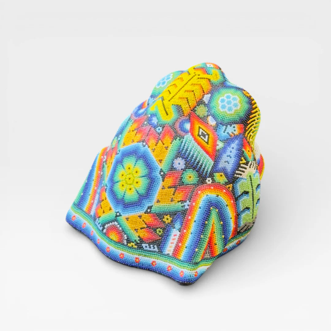 Figura de Chaquira Huichol: Jaguar Abierto Amarillo, Rojo y Azul con Patrones Geométricos Arte.