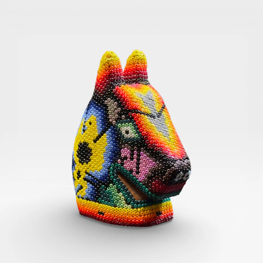 Figura de Chaquira Huichol: Lobo Amarillo, Azul y Rojo de Patrones Geométricos
