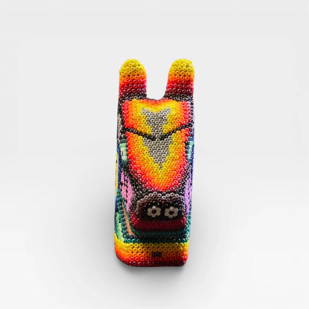 Figura de Chaquira Huichol: Lobo Amarillo, Azul y Rojo de Patrones Geométricos