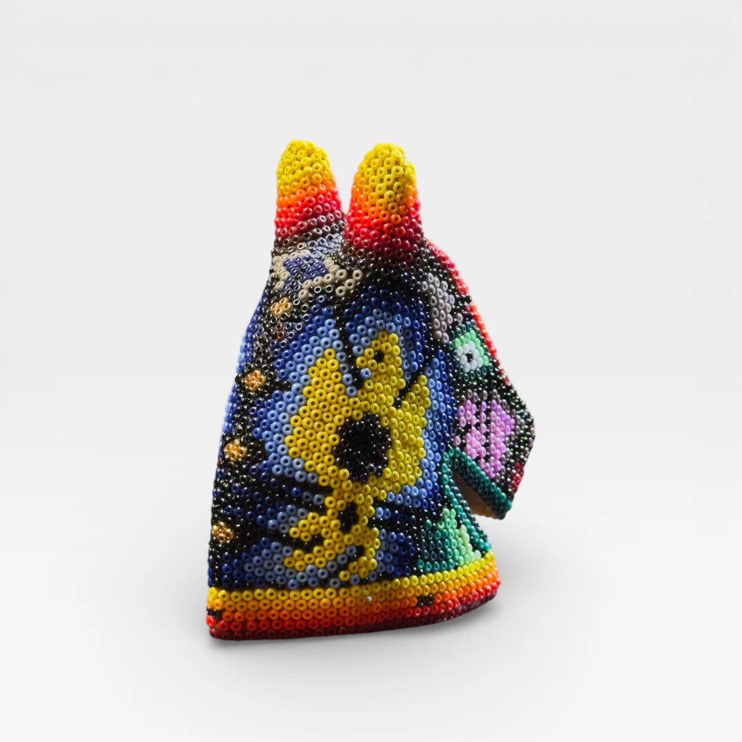 Figura de Chaquira Huichol: Lobo Amarillo, Azul y Rojo de Patrones Geométricos