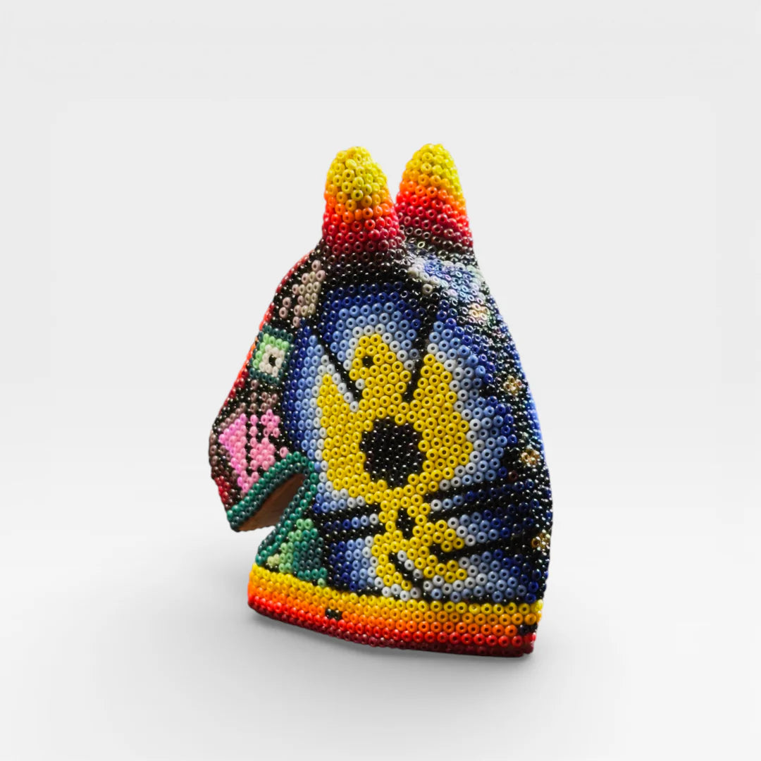 Figura de Chaquira Huichol: Lobo Amarillo, Azul y Rojo de Patrones Geométricos