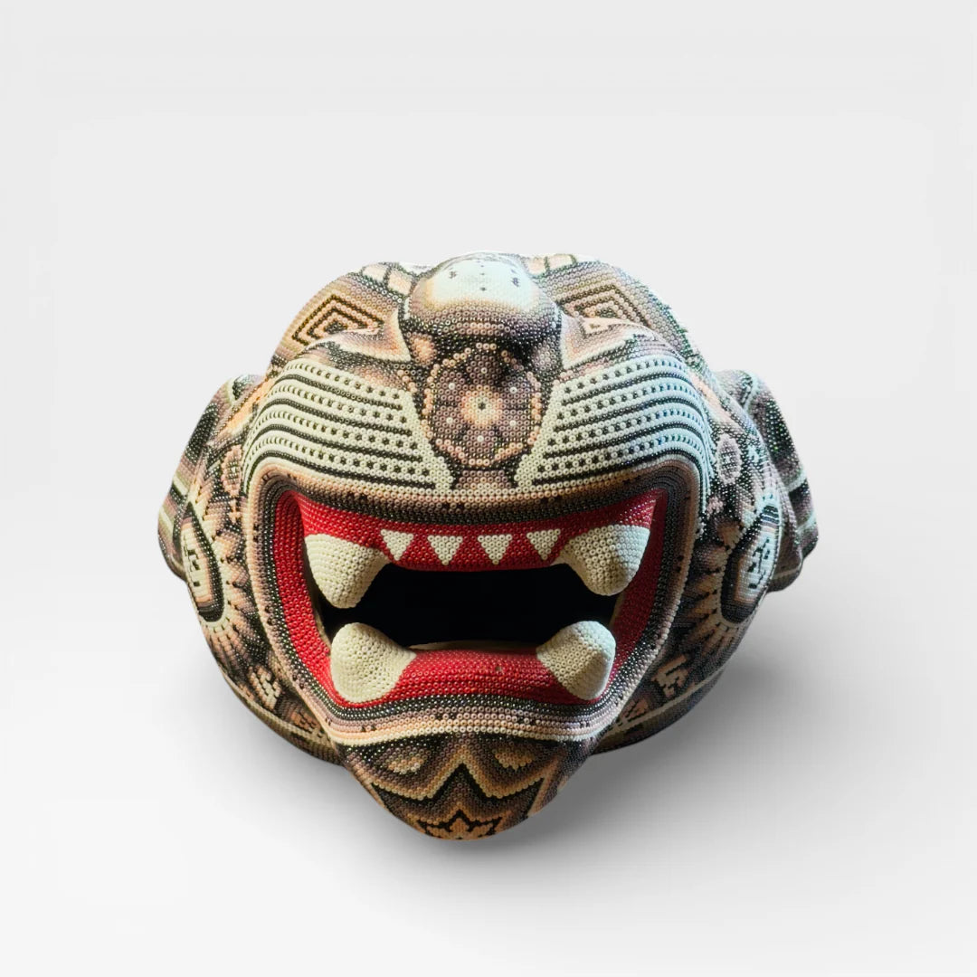 Figura de Chaquira Huichol: Jaguar Marrón Crema Patrón Geométrico y Boca Roja