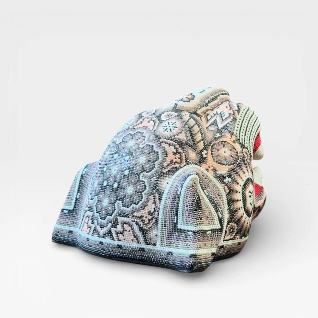 Figura de Chaquira Huichol: Jaguar Marrón Crema Patrón Geométrico y Boca Roja