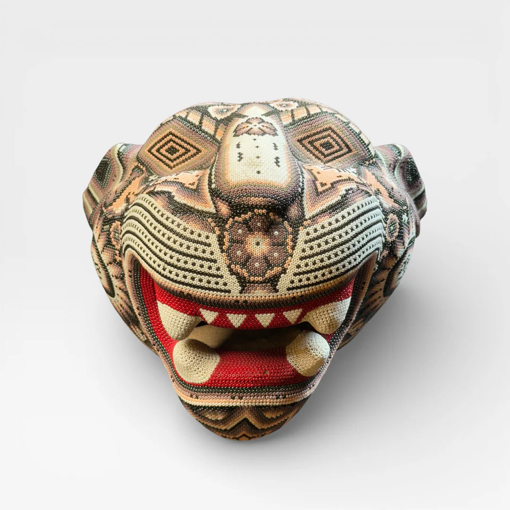 Figura de Chaquira Huichol: Jaguar Marrón Crema Patrón Geométrico y Boca Roja