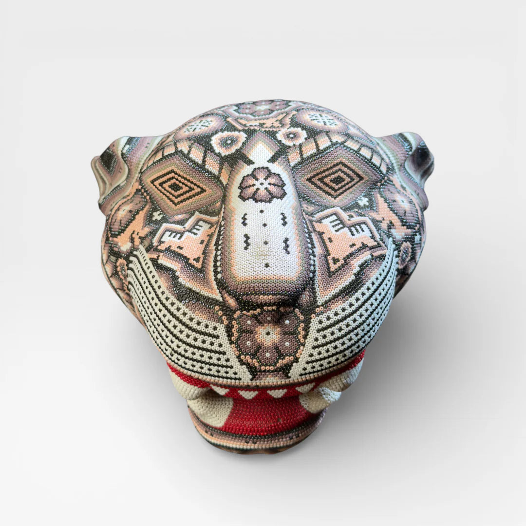 Figura de Chaquira Huichol: Jaguar Marrón Crema Patrón Geométrico y Boca Roja